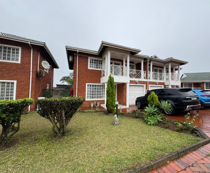 Townhouse To Rent in Mount Edgecombe Central: 3 beds, secure estate, parking included.
