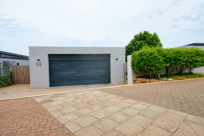For Sale: House in Sibaya Precinct, featuring 5 bedrooms, pool, and garage.