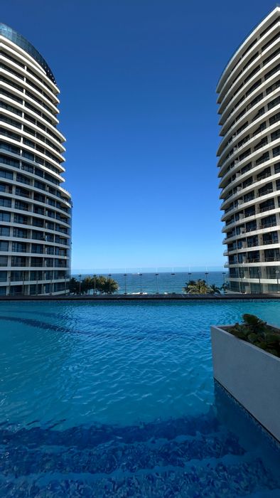 Umhlanga Ridge Apartment To Rent: 1 bed, beach access, 24-hour security, retail nearby.
