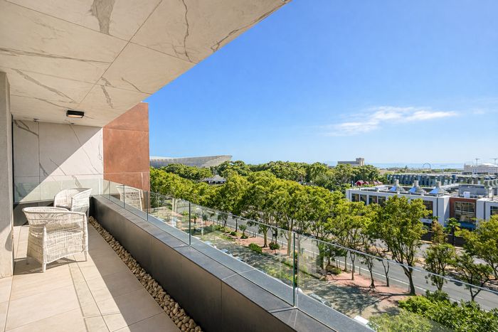 Penthouse in Green Point To Rent: 4 bedrooms, flexible layout, secure parking.