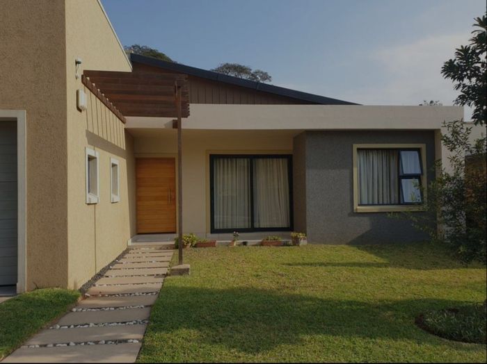 For Sale: Prestondale Townhouse with 3 beds, pool, double garage, secure complex.