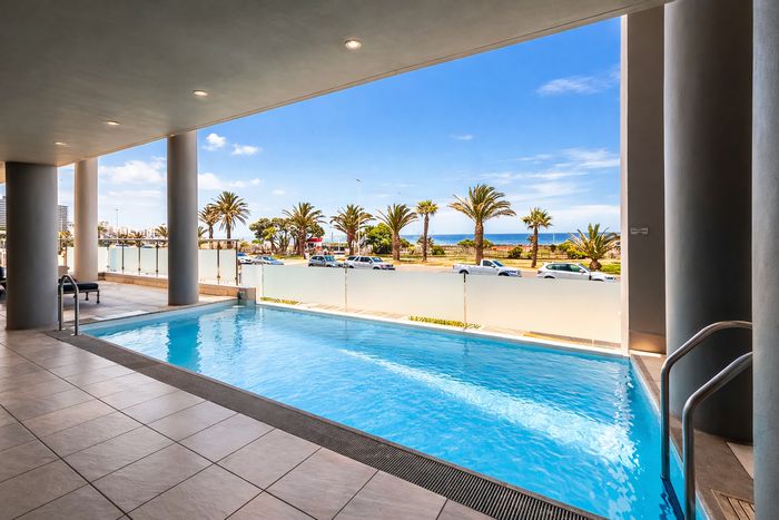 Mouille Point Apartment To Rent: Ocean views, pool, gym, secure parking, prime location.