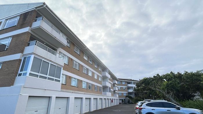 3 Bed, 2 Bath Apartment in Umhlanga Central To Rent with Secure Parking & Balcony.