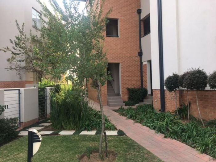Lonehill Apartment To Rent: 1 Bed, 24hr security, pool, clubhouse, balcony.