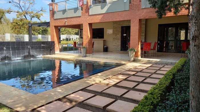 Paulshof Apartment To Rent: 2 beds, pool, clubhouse, secure living, great location.