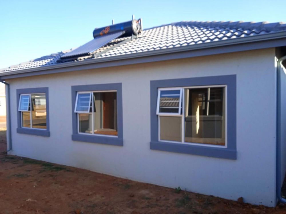 3 Bed 1 Bath house/Carnival Green