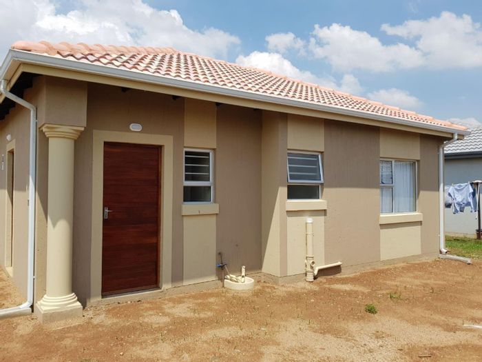 House for Sale in Salfin: 3 beds, prepaid electricity, near transport and schools.