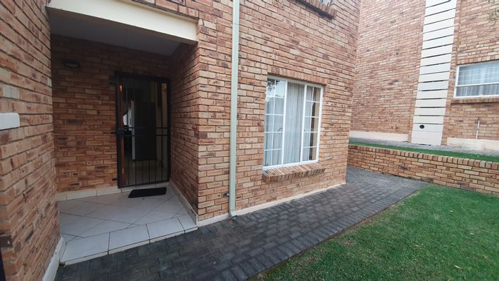 Honeydew Apartment To Rent: 2 Bedrooms, 24hr security, communal garden, fibre ready.