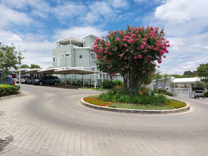 2 Bed, 2 Bath Apartment in Paulshof with pool, clubhouse, and 24hr security.