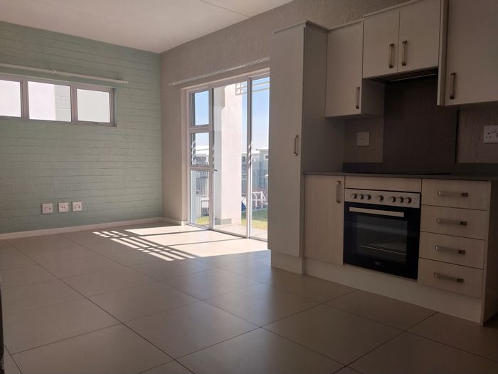 Ground floor apartment in Paulshof with garden, parking, and convenient access. To Rent.