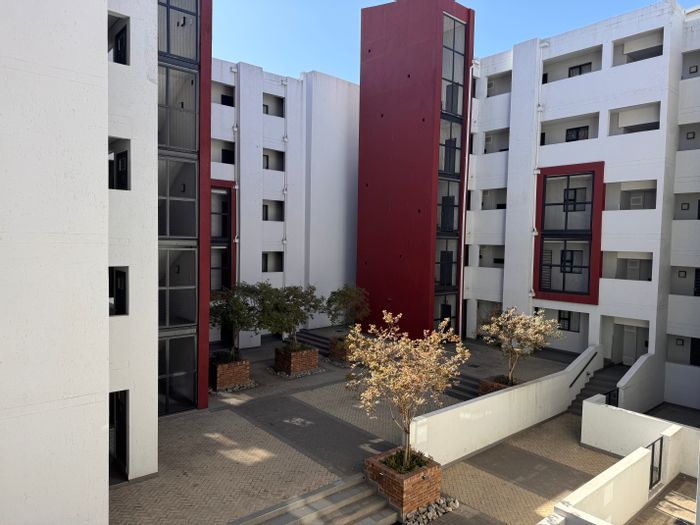 Sunninghill Apartment To Rent: 1 bed, pool, clubhouse, 24/7 security, prepaid utilities.