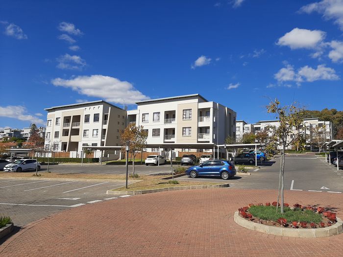2-Bedroom Apartment To Rent in Paulshof with pool, security, and parking.