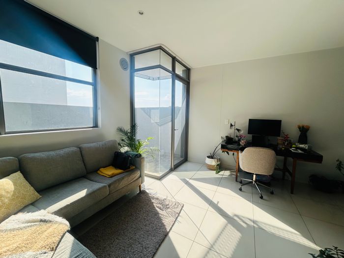 Rosebank Apartment To Rent: 1 Bed, 1.5 Bath, pet-friendly, private courtyard, backup power.