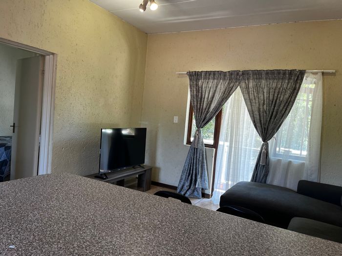 Paulshof Apartment To Rent: 1 Bed, 24hr security, balcony, communal pool.