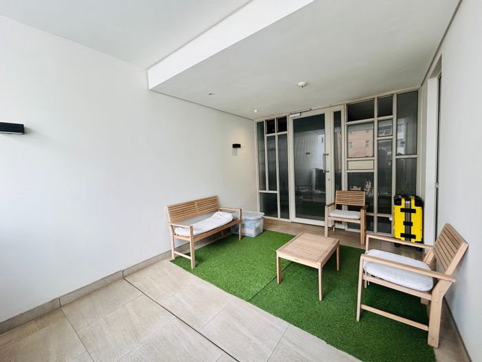 Rosebank Apartment To Rent: 2 beds, 2.5 baths, private patio, backup power.
