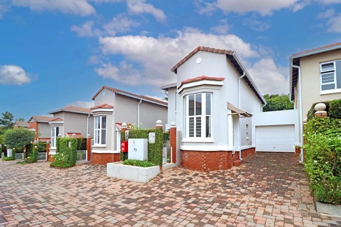 Bryanston Townhouse For Sale: 3 beds, private garden, 24-hour security, pet-friendly.