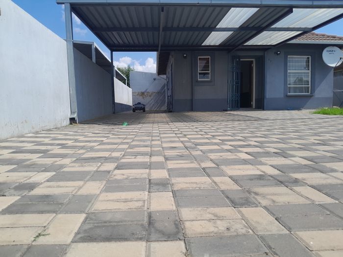 House for Sale in Salfin: Gated, paved, with built-in cupboards and prepaid electricity.