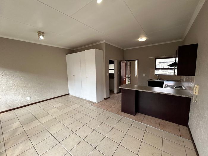 Paulshof Apartment For Sale: 1-bed unit, clubhouse, pool, secure complex, close to amenities.