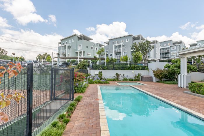 For Sale: Paulshof Apartment with pool, clubhouse, tennis court, and 24hr security.