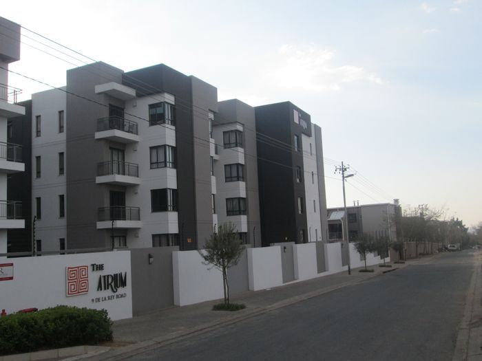 Rivonia Apartment To Rent: 2 Beds, Pool, Security, Parking, Close to Amenities.