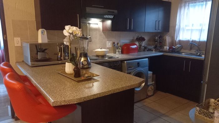 For Sale: Paulshof Apartment with open-plan kitchen, balcony, pool, and 24-hour security.