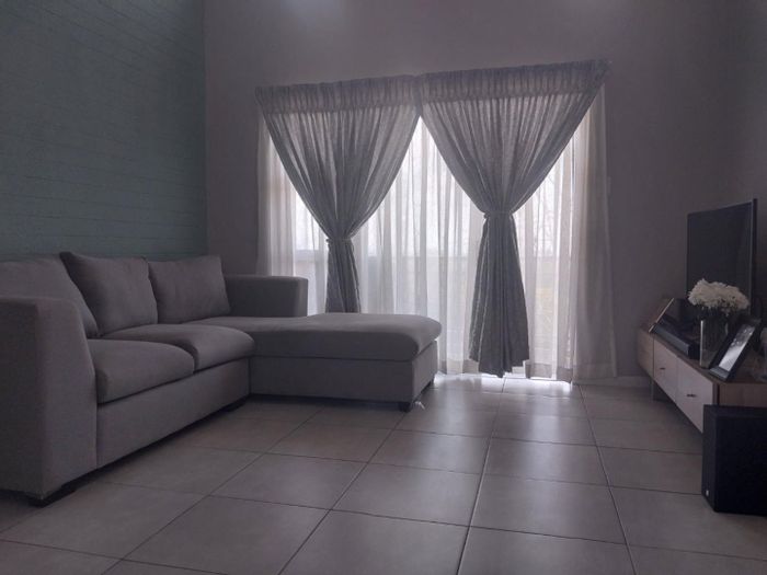 Paulshof Apartment To Rent: 2 Bedrooms, balcony, clubhouse, pool, 24/7 security.
