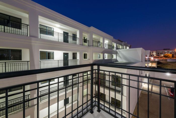 Rivonia Apartment For Sale: 2 Bed, Pool, Clubhouse, Parking, Rental Assist Offered.