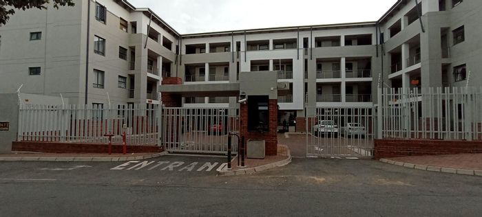 Rivonia Apartment To Rent: 1 Bed, Pool, Security, Close to Amenities.