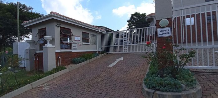 Rivonia Apartment To Rent: 2 bed, pool, balcony, fibre ready, secure access.