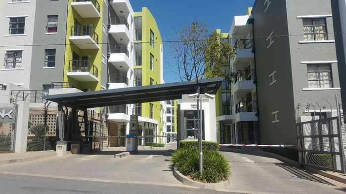 Rivonia Apartment To Rent: 2 beds, garden, pool, secure parking, close to amenities.