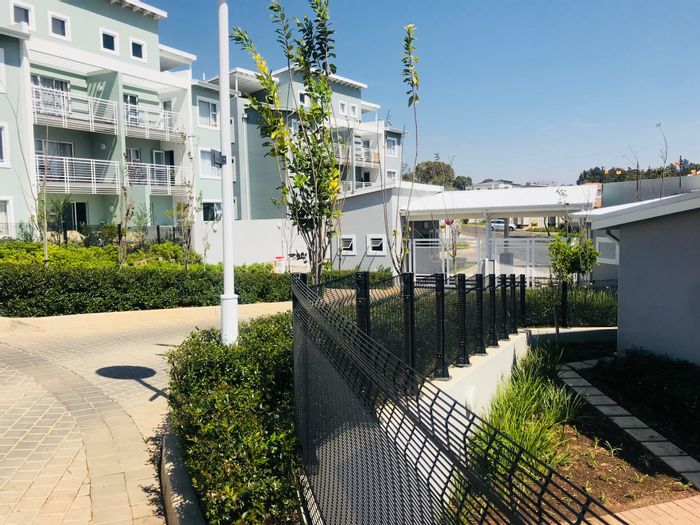 Paulshof Apartment To Rent: 2 beds, secure complex, balcony, near amenities.