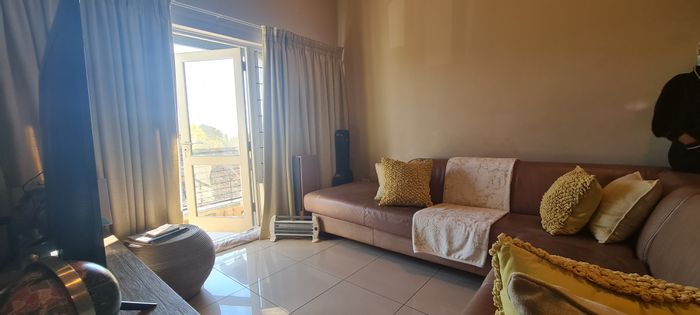 1 Bed, 1 Bath Apartment To Rent in Parktown North with Pool and Clubhouse.
