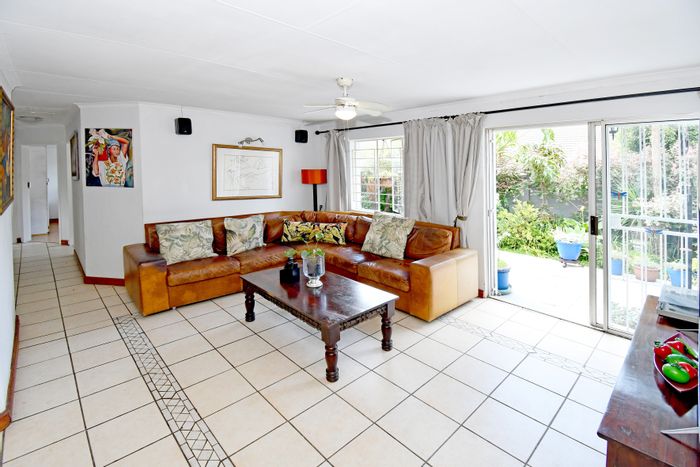 Northwold House For Sale: Spacious garden, Lapa, jacuzzi, and secure complex amenities.