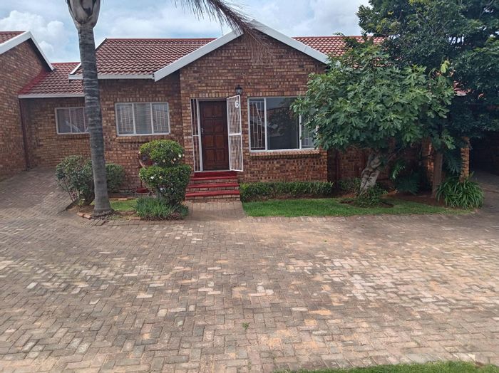 Groblerpark Townhouse For Sale: 3 Bedrooms, private garden, secure complex, convenient location.