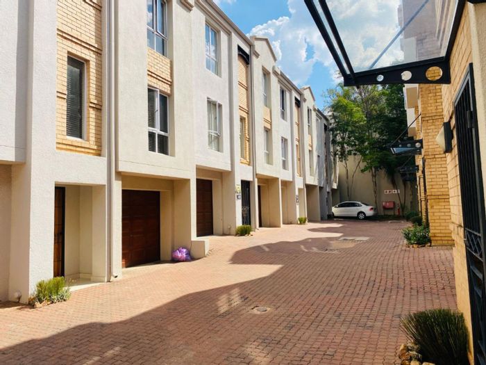 For Sale: 2-Bedroom Townhouse in Eltonhill with courtyard and 2 garages.