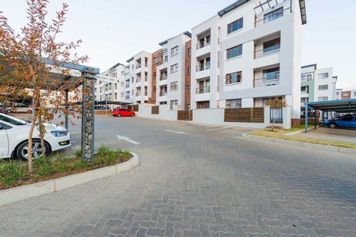 1-Bed Apartment To Rent in Ferndale with pool, security, and pet-friendly options.