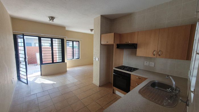 Ground floor studio apartment in Ferndale with pool, security, and parking. To Rent.