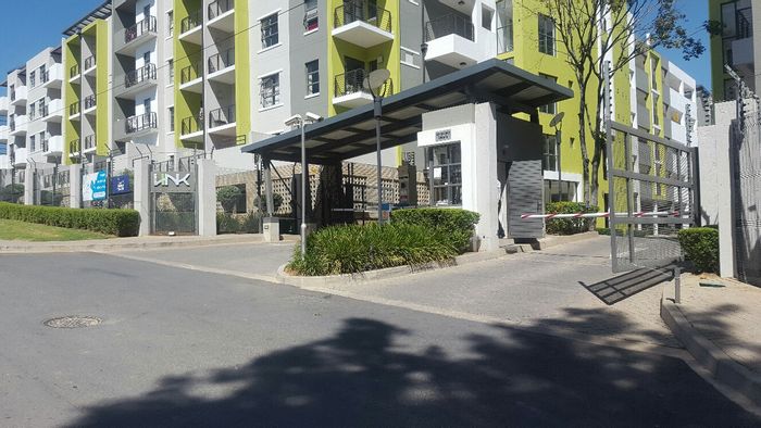 Rivonia Apartment To Rent: 1 Bed, 1 Bath, Pool, Security, Close to Amenities.