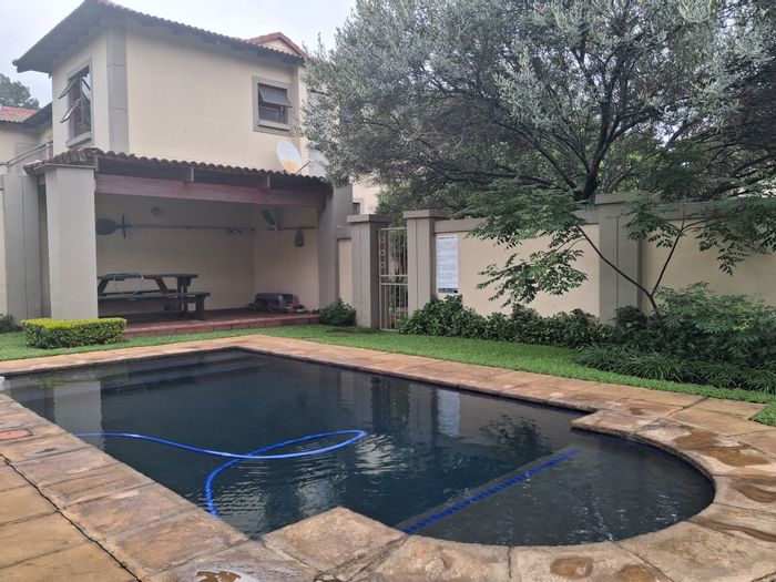 Bryanston Apartment To Rent: 2 bed, 2 bath, pool, security, near amenities.