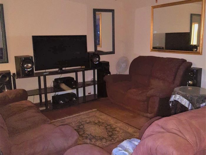 Bo Dorp House For Sale: 1 Bed, 1 Bath, spacious kitchen, large yard.