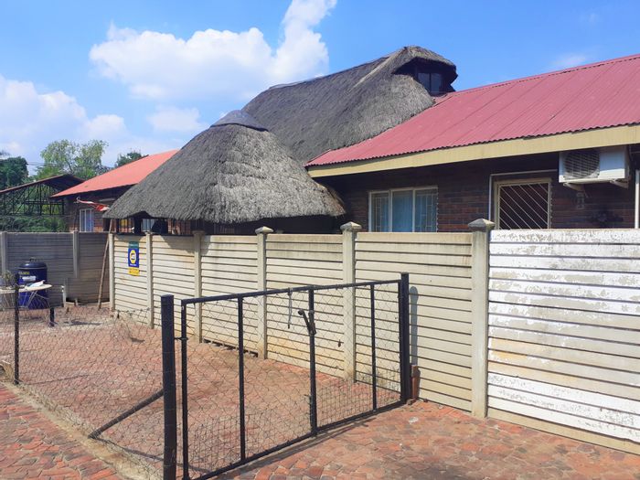 For Sale: House in Oos Einde with 3 flatlets and private yards.