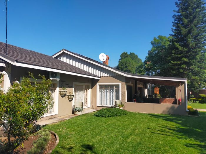 Kroondal Farm For Sale: 6 houses, boreholes, arable land, ample parking.