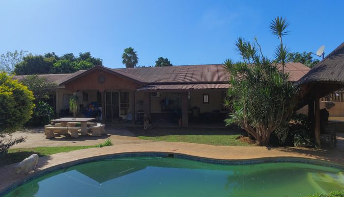 Oos Einde House For Sale: Pool, lapa, two apartments, borehole, spacious living.