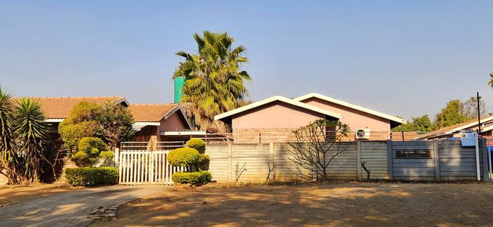 Townhouse in Oos Einde For Sale: 2 beds, 2 baths, garden, parking.