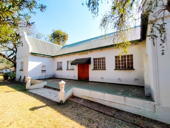For Sale: Mooinooi Central Farm with Cape Dutch architecture, borehole, and spacious interiors.