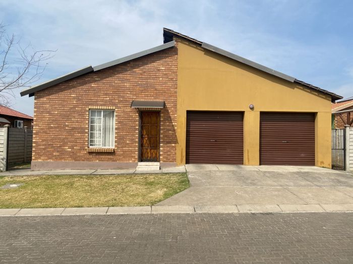 For Sale: House in Waterval East with 3 beds, 2 baths, double garage.