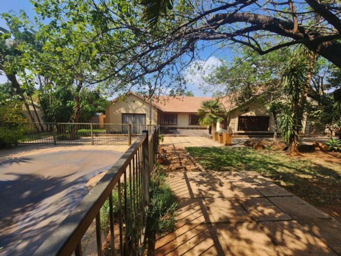 Cashan House For Sale: 4 beds, pool, guest flats, double garage, spacious yard.