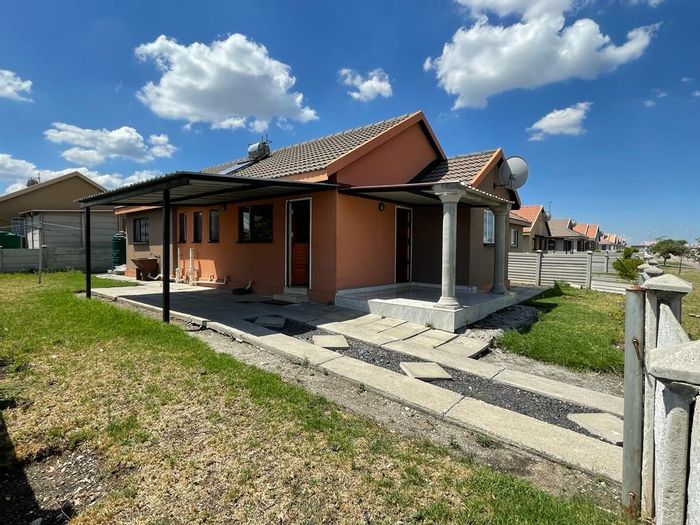 4 Bedroom house for sale in Freedom Park with open plan kitchen and parking.