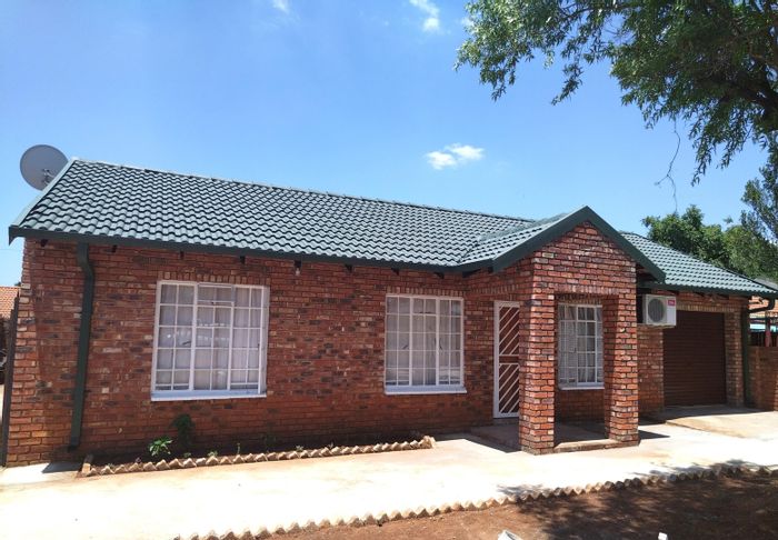 Townhouse for Sale in Geelhoutpark: 3 bedrooms, 2 garages, outdoor braai area.