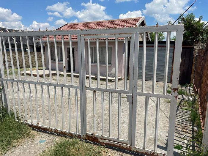 2-bedroom house for sale in Meriting with carport and thatch entertainment area.